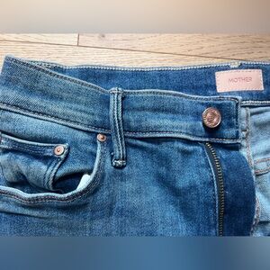 Mother Weekender Fray sz 29 a groovy kind of love / medium wash bootcut mid rise